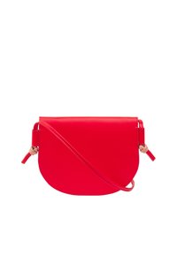 Borsa a tracolla in pelle rossa con forma arrotondata, dotata di pattina pieghevole e lunga tracolla regolabile. Design minimalista senza hardware visibile.