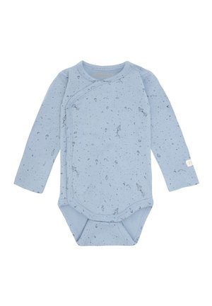 Lyseblå langærmet babybody med sidelukning med trykknapper og små mørke raket- og stjernemønstre spredt over stoffet.