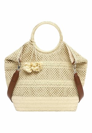 Beige geweven strooien tote bag met ronde handvatten, bruine afneembare schouderriemen en twee hangende bloemkwastversieringen.