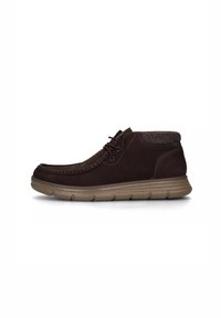 Scarpe marroni stringate con tomaia in suede, colletto texturizzato e suola in gomma caratterizzata da una finitura liscia e una costruzione leggera.