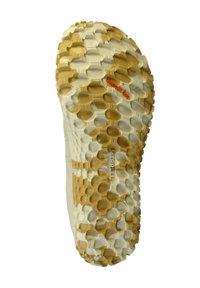 Die Schuhsohle verfügt über ein strukturiertes Design mit sechseckigen Mustern in Creme und Beige, beschriftet mit "Quantum Grip" und "MERRELL" auf weißem Hintergrund.