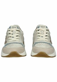 Baskets beige avec un design texturé, mettant en avant un accent bleu, un laçage à l'avant et une semelle en caoutchouc. Comprend un logo sur la languette.