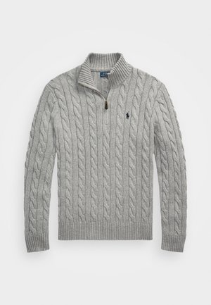 Suéter gris de punto trenzado con cuello con cremallera, con puños y dobladillo acanalados. Pequeño logotipo en el lado izquierdo del pecho. Textura suave y diseño clásico.