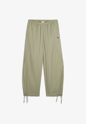 Pantalones de color verde oliva claro, fabricados con tejido ligero, que cuentan con una cinturilla elástica y puños ajustables, con un pequeño logo negro en el lateral.