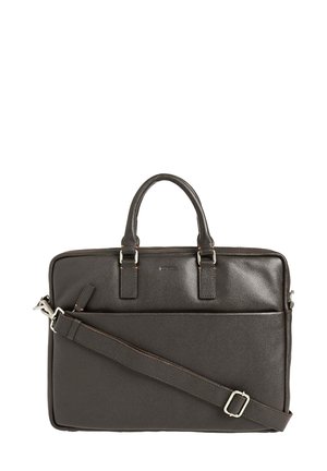 Malette en cuir noir avec surface texturée, poignées supérieures doubles, bandoulière réglable, poche zippée à l'avant et accents en métal argenté.