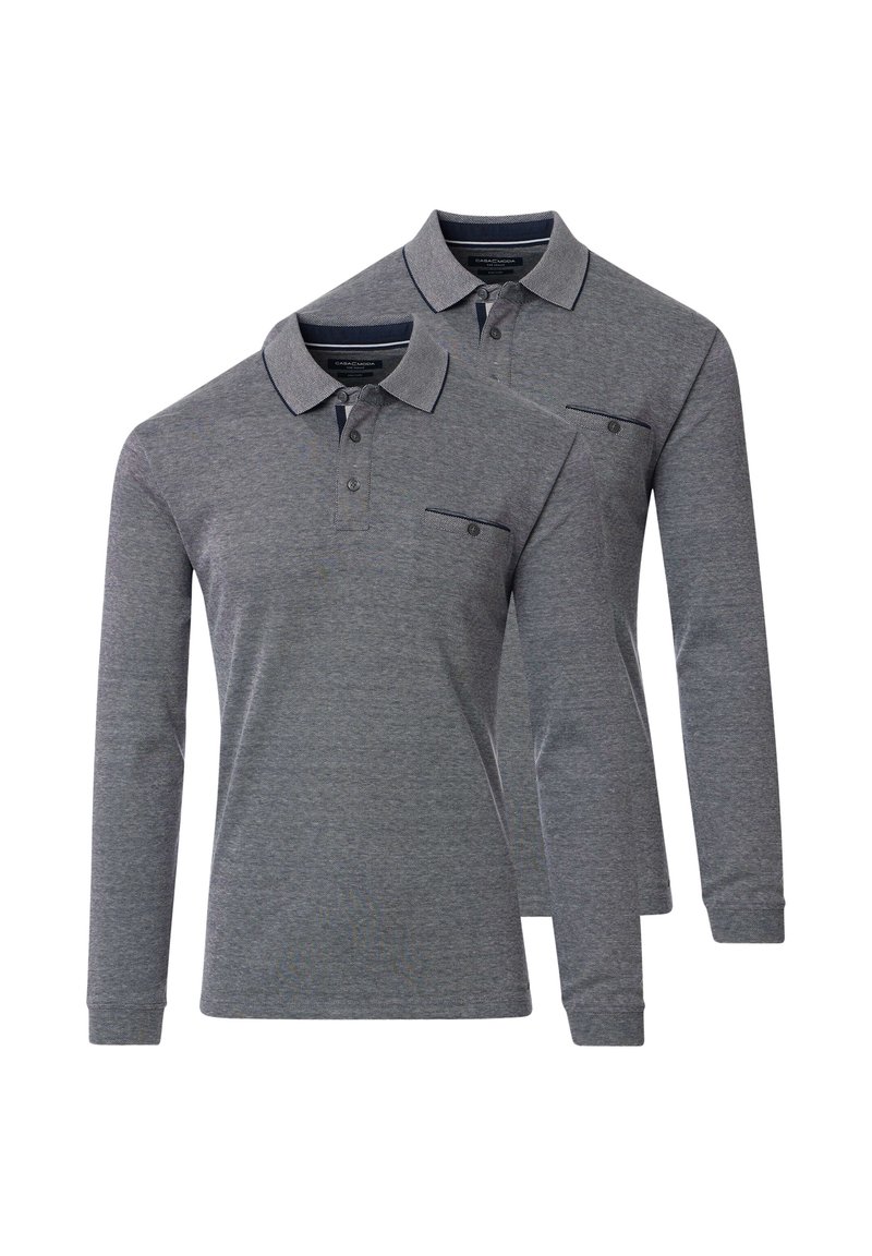 Zwei identische graue Poloshirts mit langen Ärmeln, Knopfkragen und Brusttasche, die sich überlappend auf einem weißen Hintergrund präsentieren.