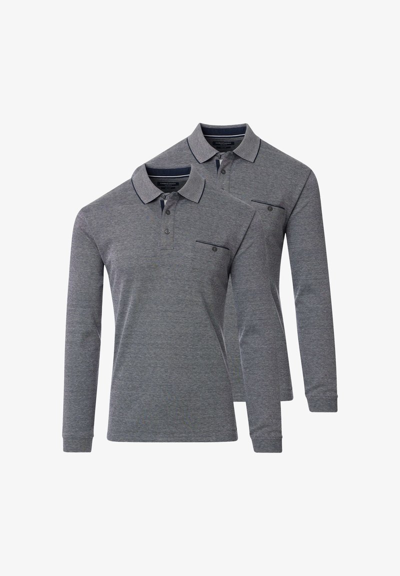 Två identiska långärmade gråa polo-shirts med knäppt krage och bröstficka, visade överlappande mot en vit bakgrund.