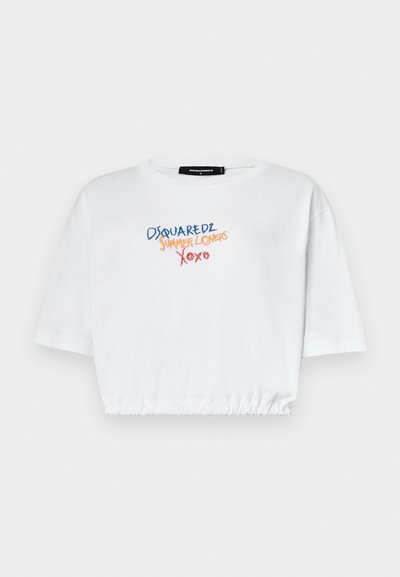 Tricou alb scurt din bumbac, cu mâneci scurte, guler rotund și text brodat multicolor care spune "DSQUARED2 SUMMER LOVERS XOXO."