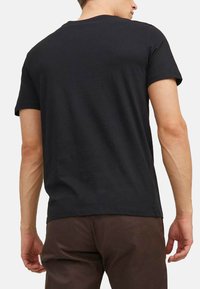 Schwarzes T-Shirt mit kurzen Ärmeln aus Baumwolle, mit Rundhalsausschnitt und lockerer Passform, samt glatter Textur und ohne sichtbare Muster.