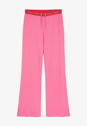 Roze wijde sweatpants gemaakt van zachte stof, met een rode trekkoord tailleband met de tekst "OH APRIL" en zijsplitten aan de zoom.