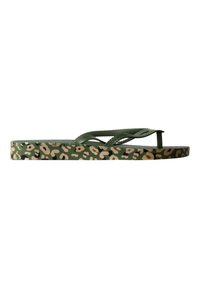 Tongs vertes avec imprimé léopard beige et noir sur la semelle et brides croisées texturées.