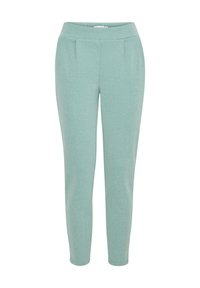 Pantalones de tela elástica de color verde claro, con una textura suave, que cuentan con una cintura ancha y dos pliegues frontales para un detalle adicional.