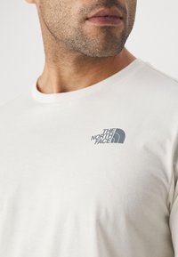 The North Face BOX - T-shirt imprimé - white dune/blue dusk