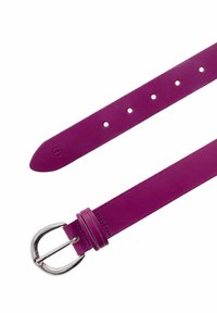 Fuchsia Leder-Gürtel mit einer silbernen Metallniete, mit gleichmäßig verteilten Löchern und einer glatten Textur. Zwei Akzentringe in der Nähe der Niete.