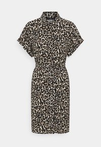 Sukienka z krótkim rękawem w wzór geparda, z kołnierzykiem i guzikami z przodu, z paskiem w talii, wykonana z lekkiego materiału o gładkiej fakturze.