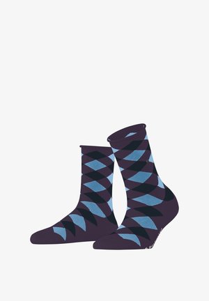 Chaussettes violettes avec un motif en losange en bleu clair et noir. Fabriquées à partir d'un matériau doux avec un bord côtelé en haut.