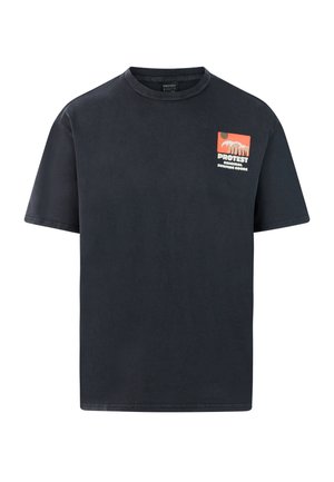 Camiseta negra de algodón con cuello redondo y mangas cortas. Presenta un logo gráfico colorido en el área del pecho izquierdo.