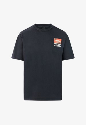 Camiseta negra de algodón con cuello redondo y mangas cortas. Presenta un logo gráfico colorido en el área del pecho izquierdo.