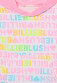 Farebná mikina s kapucňou, na ktorej je nápis "BILLIEBLUSH" v rôznych odtieňoch, s jemne ružovým akcentom okolo kapucne a prednou vreckom.
