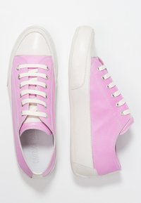 Rosa och vita lädersneakers med rund tå, platt gummisula och fem snörhål med vita skosnören. Släta ytor och sömnadsdetaljer.