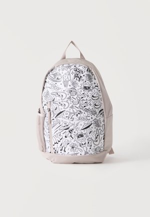 Sac à dos beige clair avec poche avant présentant des gribouillis noirs de planètes, extraterrestres, lunettes de soleil, visages souriants, et des phrases comme "Just Do It" et "Nike."
