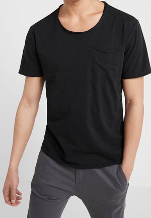 Schwarzes Kurzarm-T-Shirt aus weichem Baumwollstoff, mit einem Rundhalsausschnitt und einer Brusttasche. Geschmeidige Textur mit lockerer Passform.