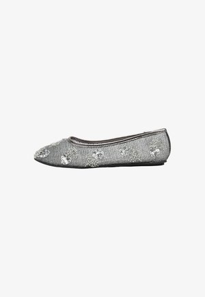 Zapato plano de ballet plateado con lentejuelas brillantes y patrones florales, con puntera redondeada y suela plana negra.
