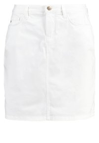 Witte denimrok met een rechte snit, knopen aan de voorkant en zakken. Heeft een soepele textuur en subtiele stikseldetails.
