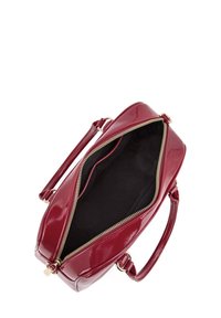 Borsa a mano in pelle rossa lucida con hardware dorato, chiusura sopra con zip e fodera interna nera. Presenta doppi manici per il trasporto.