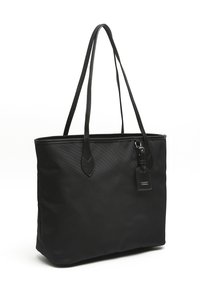 Borsa a tracolla nera realizzata in tessuto resistente. Presenta manici lunghi, una chiusura con zip e un'etichetta attaccata con una clip per un tocco in più.