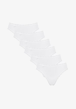 Witte katoenen stringetjes met kantafwerking, met een gladde textuur, elastische tailleband en een klein label aan de voorkant. Verpakking van zes.