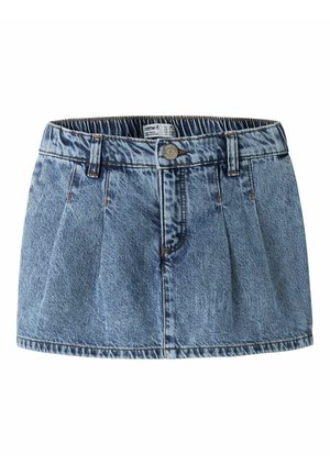 Mini-jupe en denim bleu clair avec bouton sur le devant, passants de ceinture et détails plissés.