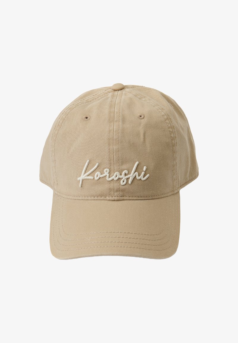 Gorra de béisbol de algodón beige con visera curvada, que presenta un texto bordado en blanco "Koroshi" en el frente, seis ojales de ventilación y un botón en la parte superior.