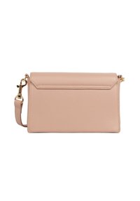 Clutch rettangolare in pelle rosa cipria con chiusura in metallo dorato e tracolla rimovibile, superficie liscia e chiusura a pattina.