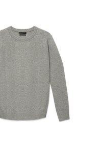 Maglione in cashmere grigio chiaro a maniche lunghe con colletto a girocollo, con polsini e orlo a costine, posato su uno sfondo bianco.