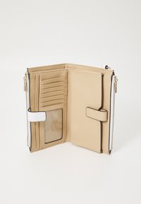 Kreemivärvi rahakott, millel on lukuga sulgemine, mitme kaardi pesaga, läbipaistva isikutunnuse aknaga ja tekstuuriga valge detaili rihmaga.