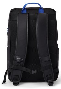 Zaino nero con schienale a rete, maniglia superiore blu, spallacci neri imbottiti e un'etichetta frontale con la scritta "KARL LAGERFELD."
