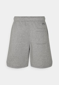 Pantalones cortos de algodón gris con cintura elástica, bolsillos laterales y un acento de logo bordado. Textura suave y ajuste relajado.