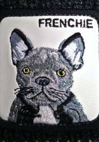 Patch brodé représentant un bulldog français gris avec des yeux jaunes et des accents noirs, sur un fond blanc avec le texte "FRENCHIE."