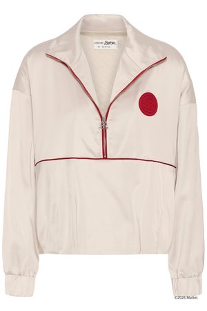 Κρεμ χρώματος τζάκετ με φερμουάρ έως τη μέση σε κόκκινο χρώμα και επένδυση, ελαστικά μανσέτα και κόκκινο κυκλικό λογότυπο στο αριστερό στήθος.