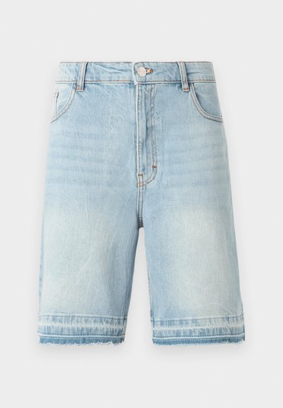 Lyseblå denimshorts med slitt kant, fem lommer, og vanlig liv med knappelukking. Subtil falming over hele.