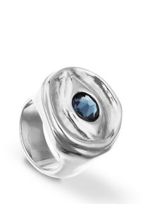 Anillo de plata con un diseño texturizado y orgánico. Gema azul centrada, engastada en un bisel liso y pulido. Banda redonda con contornos elegantes.