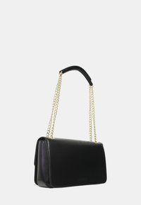 Borsa a tracolla in pelle nera con forma rettangolare piatta, catene dorate, e una finitura liscia, con un logo sottile sul davanti.