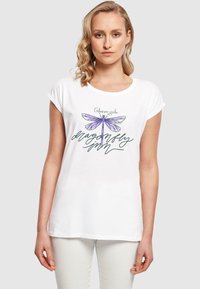 Hvit bomull t-skjorte med korte, rullede ermer, med et fargerikt skj�æremonster-design og teksten "Gilmore girls dragonfly inn."