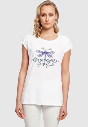 Weißes Baumwoll-T-Shirt mit kurzen, aufgerollten Ärmeln, das ein buntes Libellen-Design und den Text "Gilmore girls dragonfly inn" zeigt.