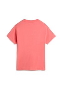 Korallrosa t-shirt med kort ärm, rund halsringning och en slät textur; har en enfärgad baksida och snyggt sydda fållar.