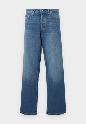 Modré džíny s širokými nohavicemi s vyšisovaným efektem, pětikapsový styl, poutka na opasek a zapínání na knoflík na bílém pozadí.