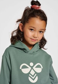 Hummel CUATRO  - Sweat à capuche - laurel wreath