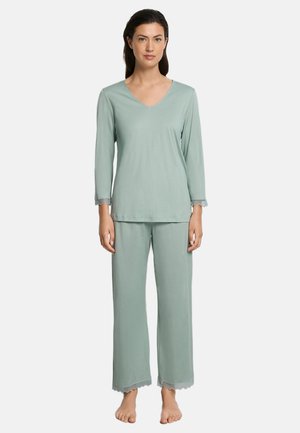 Top da pigiama a maniche lunghe verde chiaro con scollo a V e orlo smerlato, abbinato a pantaloni a gamba larga coordinati, entrambi realizzati in tessuto morbido.