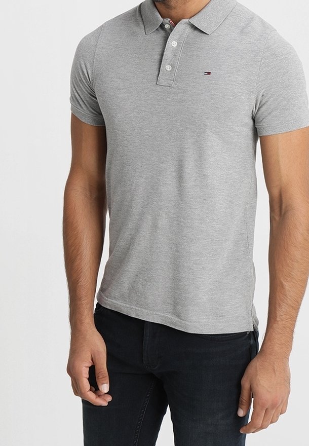 Grijze poloshirt met een kraag, drie knoopjes voor een sluiting en een klein geborduurd logo. Korte mouwen en een gladde katoenen textuur.